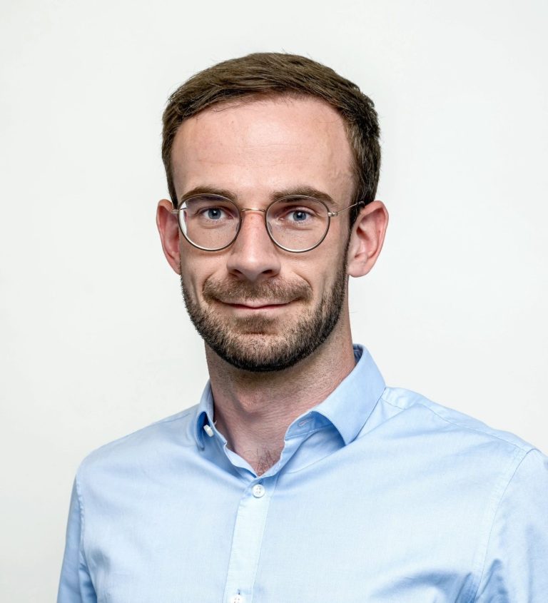 Klient Stefan Harbert mit Laptop.